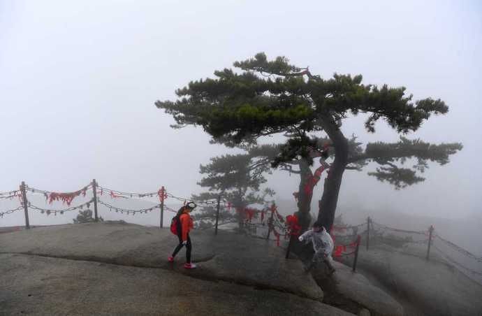 雨中看别样华山