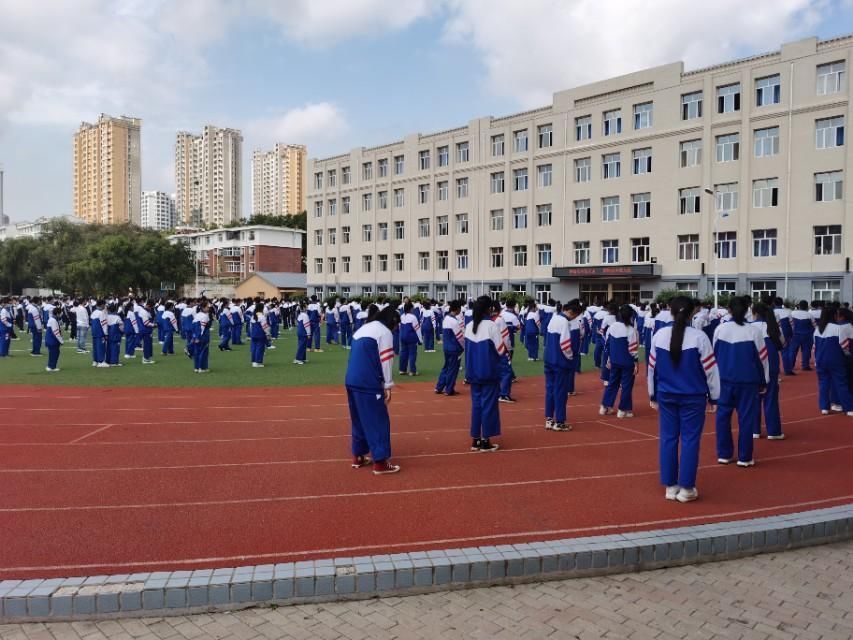 老爸|“年轻老爸”走红,接孩子被误认为是男友,网友孩子妈怎么想