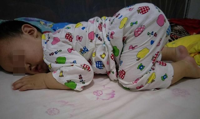 刘女士|宝宝睡觉“不老实”爱满床滚?可能和这四个原因有关,父母别大意