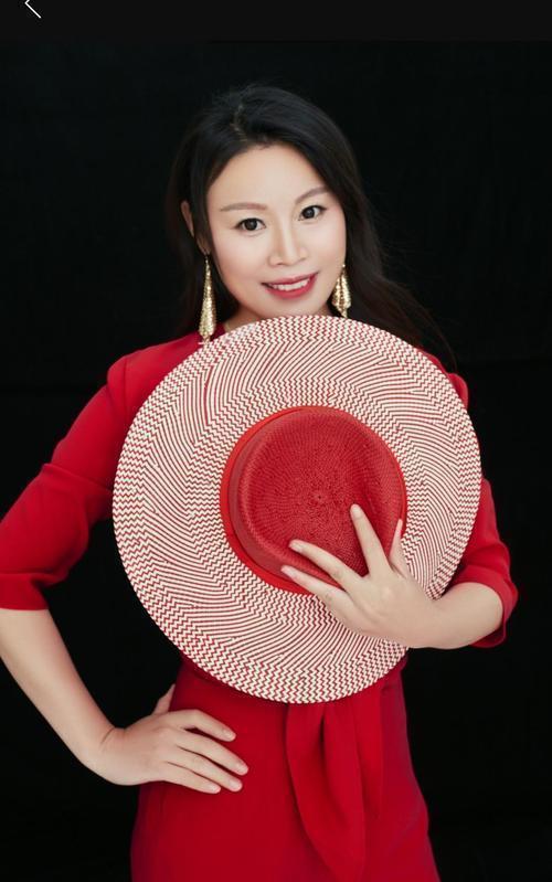 草帽姐的堕落史:从一夜爆红荣登春晚到销声匿迹,她究竟做了什么?