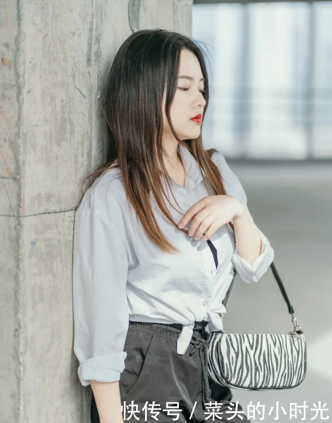 衬衫 + 小黑裤，才是春天的正确打开方式