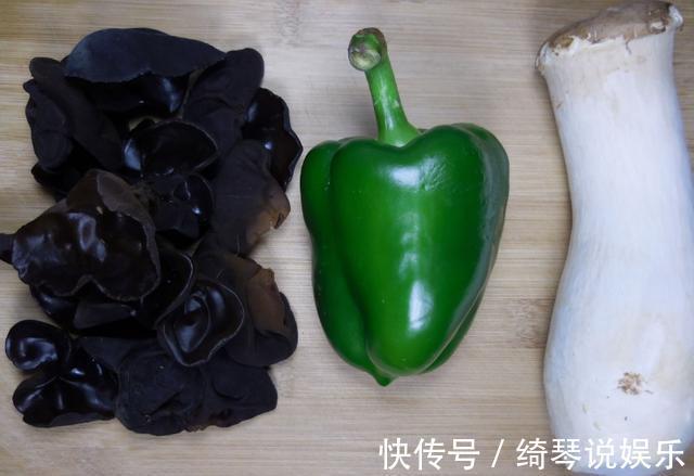 杏鲍菇|黑木耳跟它一起炒好吃太多了，非常下饭上桌就吃光了！