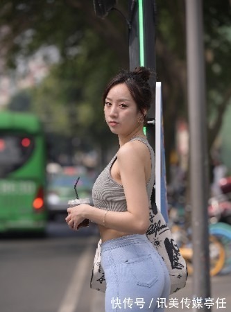 优雅 气质女生优雅穿搭,无袖上衣搭配牛仔裤,美的让人心跳