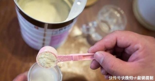 奶粉|宝宝只喝奶奶冲的奶粉,爸爸感觉不对劲,偷偷尝一口后很生气