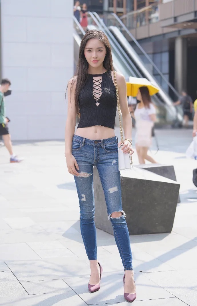 女生 苗条女生的休闲穿搭,选择修身牛仔裤,既有气质又显身材!