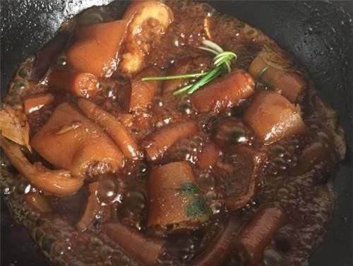 猪身上胶质最多部位，一头猪只有一个，常吃皮肤有弹性，比过燕窝