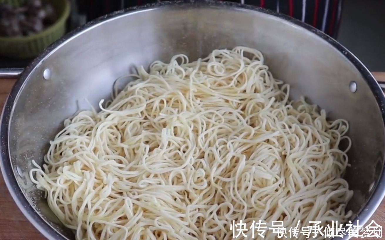 卤面怎么蒸才好吃,原来做法诀窍这么简单,一次蒸一大锅都不够吃