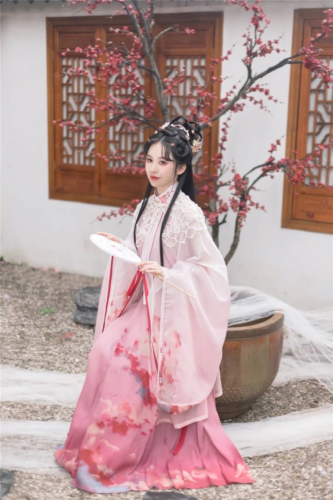 走近“钟灵记”：数百万粉丝的成都本土品牌推崇古典空灵之美|国潮人·新时裳 | 汉服