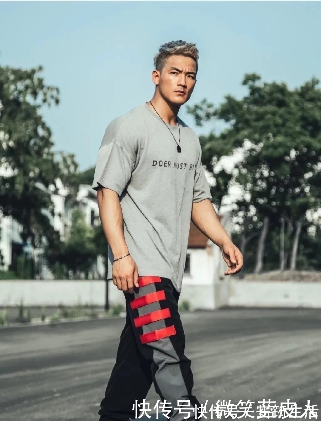 猛男|92年肌肉猛男因淋浴湿身照走红,这个肌肉什么水平