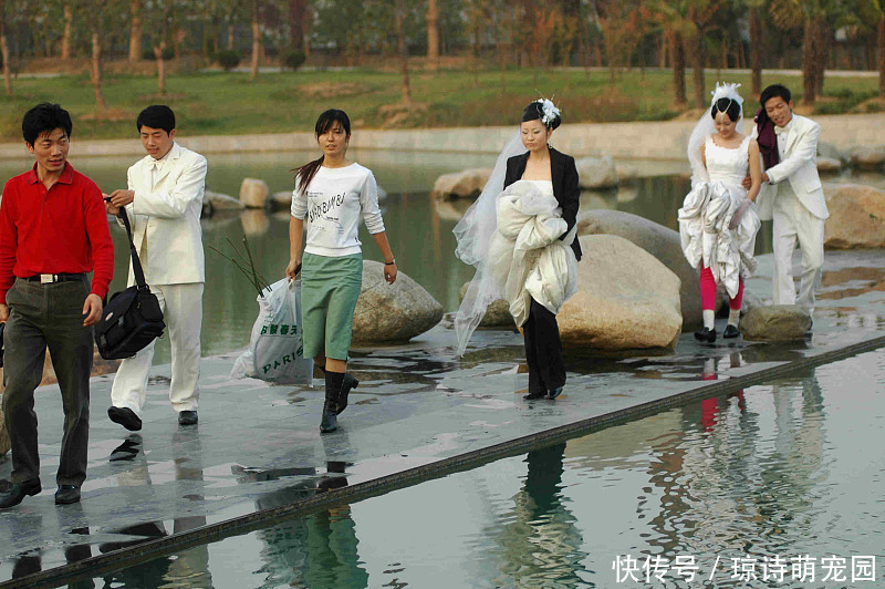 张乔|说好5千上车费迎亲时变5万，新郎选择妥协，进门时新娘吃下苦果