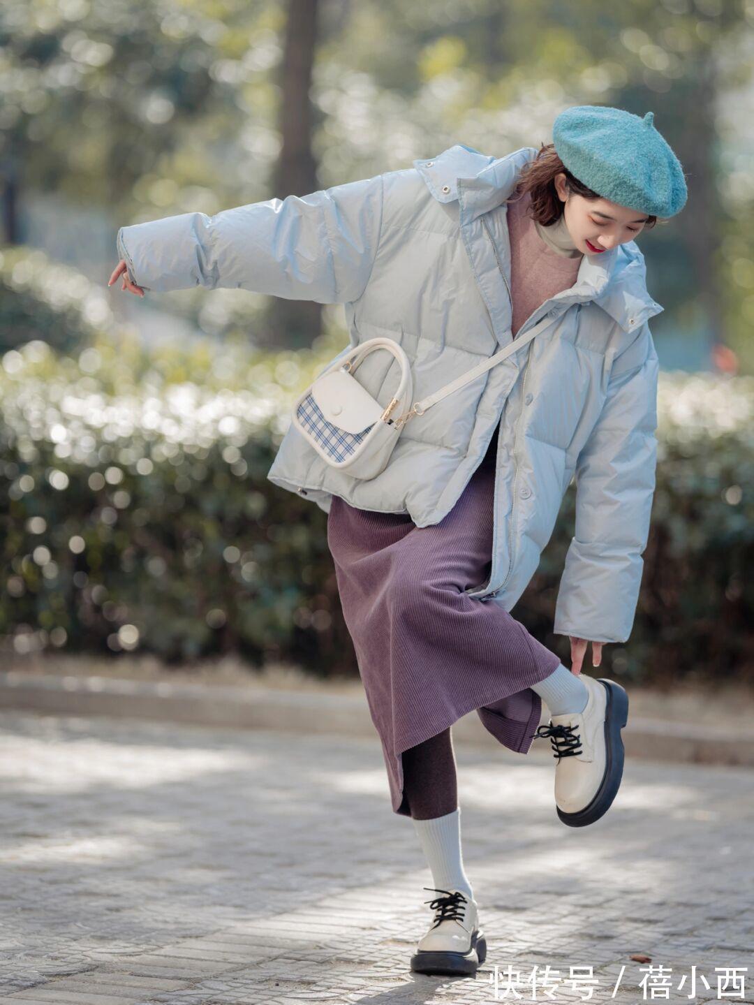 女生 “短羽绒服”才是小个子女生的冬日必备,配半身裙、裤子高级时髦