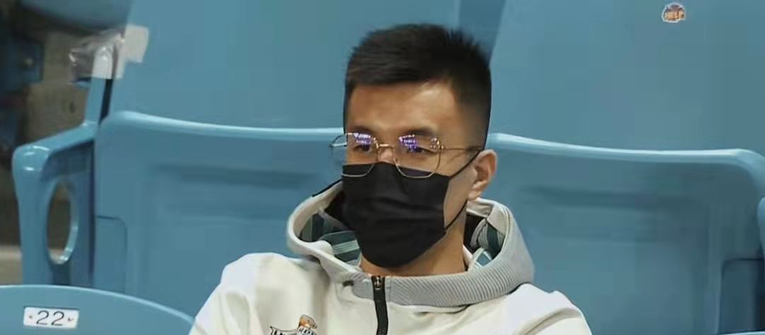 轮休|郭艾伦今天又淘气了!张镇麟找他击掌,大漂亮戴眼镜故意虚晃一枪