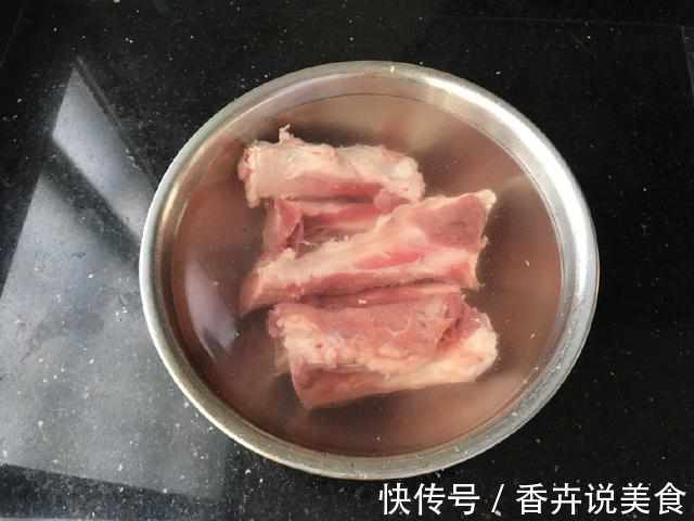 不管炖什么骨头汤,都不要直接加水炖,多加这1步,汤白味更浓
