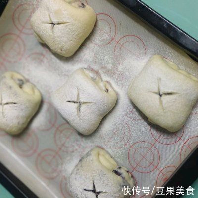 牛奶面包|早上不知道吃什么,一碗黑米牛奶面包全搞定