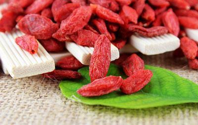 养生壶|枸杞有个“神助攻”，搭在一起泡水喝，补肾效果“成倍翻”！