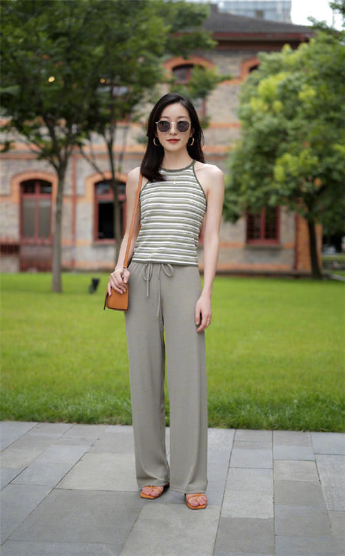 高跟鞋 入秋后凉鞋就收起来吧!今年流行的“方头靴”,时髦不说还显腿长