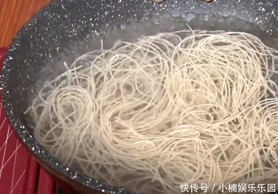 好吃|西红柿鸡蛋面好吃又诀窍,做法简单,汤浓味美,一大碗吃不够