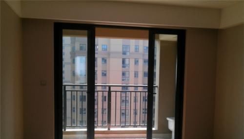 推拉门|阳台万万不要装推拉门,有钱人家中都是这样设计,后悔我家装错了