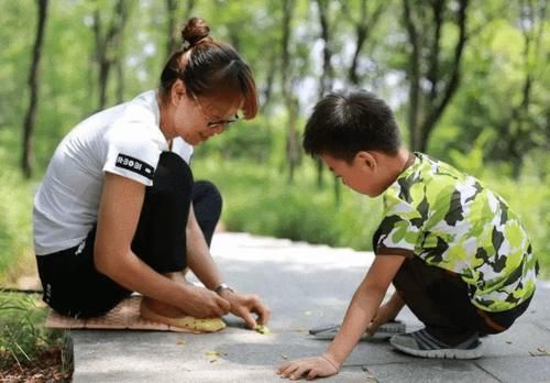 学生|家长买“蛋糕边角料”给孩子吃，引众人吐槽，节俭的父母养自卑娃