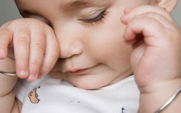 宝宝|宝宝吃奶反反复复 如何判断宝宝吃饱与否 其实只需观察4点