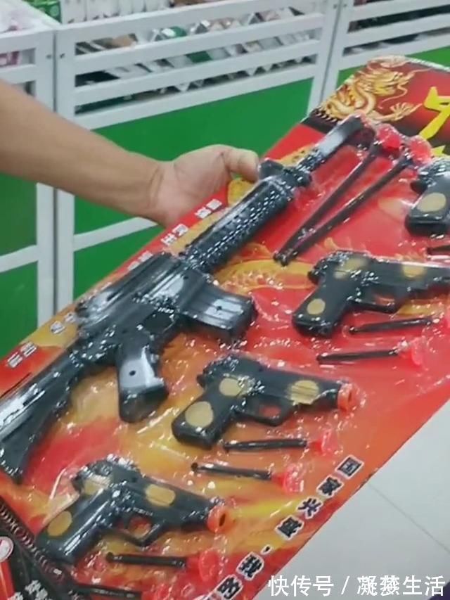 m416|奶奶拿孙子写的小纸条去买玩具,老板看后当即明白,网友笑翻