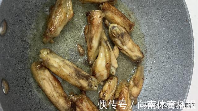 小葱|8个鸡翅一个大土豆，这种做法最香，香嫩入味，比烧烤还好吃