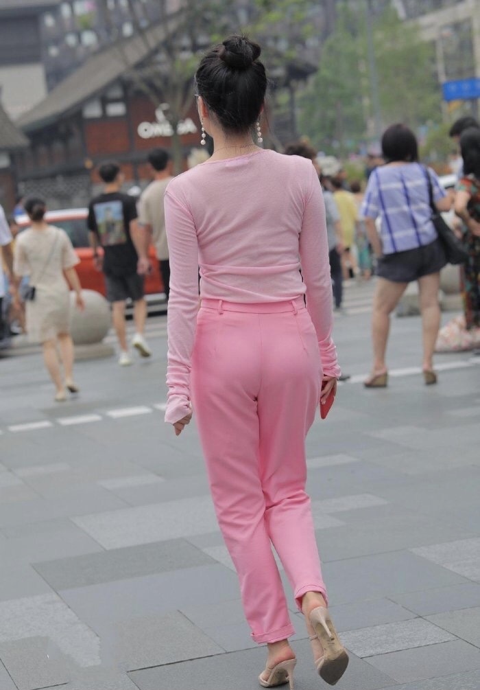 素色套装又“火”了!身穿长T搭配休闲裤逛街,看着让人心动