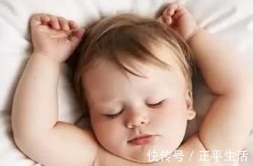 磨牙|宝宝睡觉出现这几种“姿势”,家长警惕了宝宝脾胃亮了警示灯