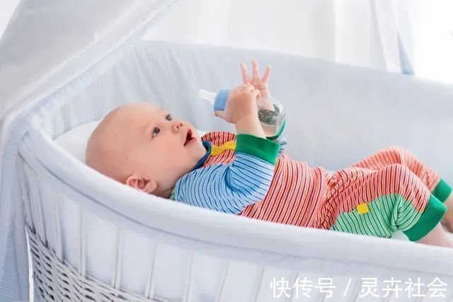 喝水|婴儿真的不需要喝水错,宝宝补水要“讲究”,喂水指南请收好
