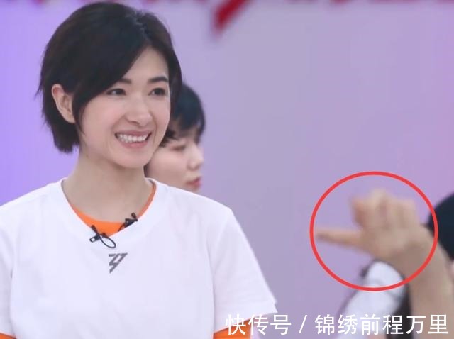 姐姐們|《乘風(fēng)破浪的姐姐》開場舞集訓(xùn)伊能靜站C位，萬茜全程笑看不吱聲