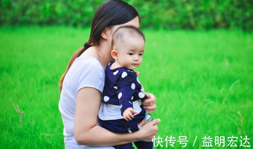 宝宝|宝宝到处爬很危险要阻止吗 爬行对发育有好处,这样鼓励才正确