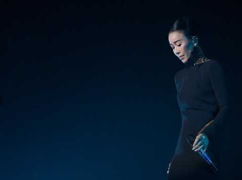 那英带女儿在伦敦买奢侈品，被指嗓门大态度凶，女儿家教严格乖巧安静