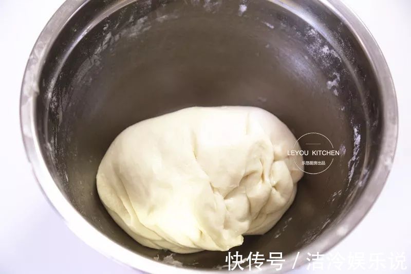 在家做馅饼,和面很重要,照着做馅饼皮薄馅大,放凉了也软软的