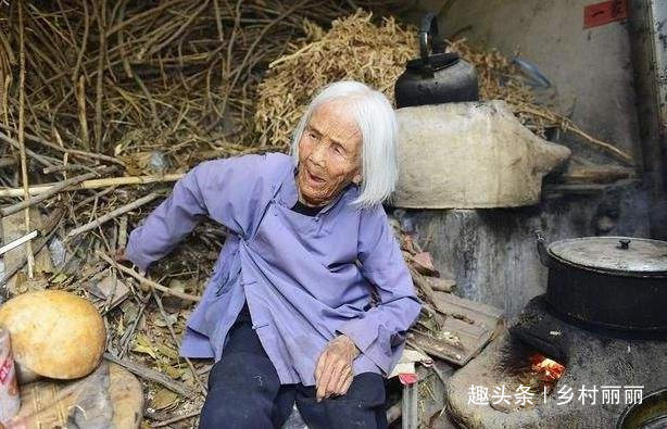 猪食槽|农村人家里有这些老物件,可要好好保护,越来越有价值了