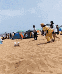 |搞笑GIF图:美女用手托着自己的脑壳,嘴唇是多了一块肉吗?