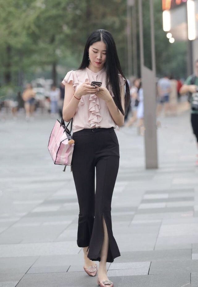 奔四的女人要注意,选择“小黑裤”,就等于远离了“大象腿”!