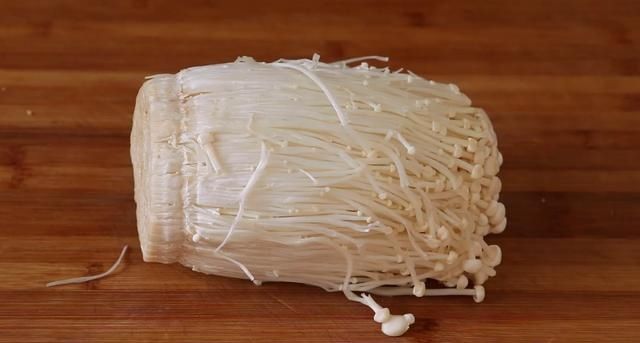 金针菇新吃法，擀面杖压一压，超级下饭，每次连汤汁都不剩下