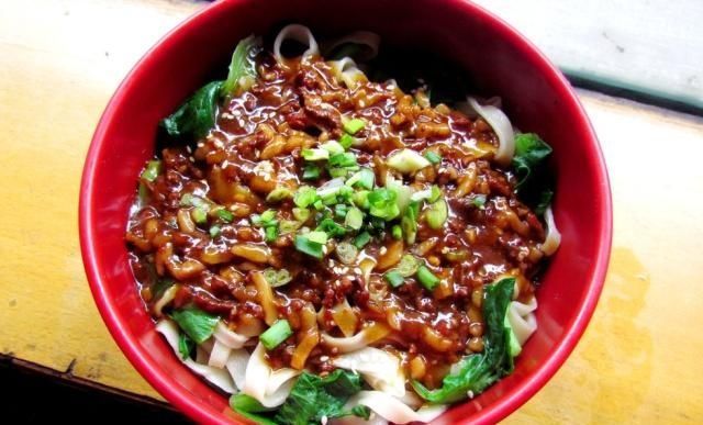家里常吃的炸酱面,怎么做才好吃呢关键在这一步