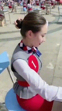 |搞笑GIF:走路玩手机后果很严重 原谅我不厚道的笑了