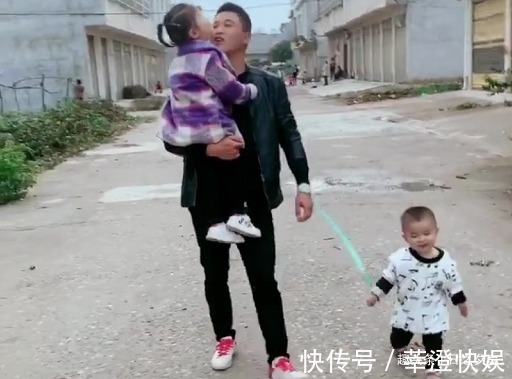 奶爸|“偏心眼奶爸”带俩娃出门火了,儿子俺难道是半路上捡来的