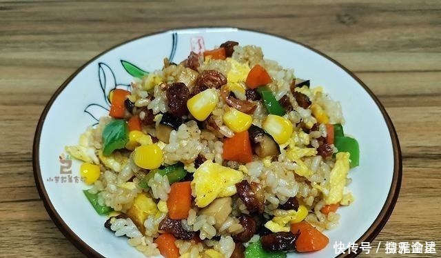 米饭|早餐我用剩饭做5色炒饭，上桌惊艳了全家，孩子真想天天吃剩饭