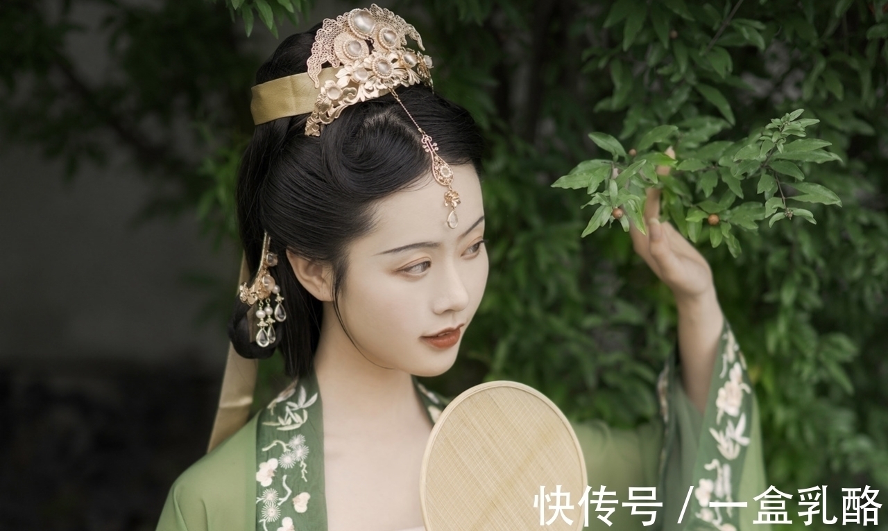 梦酣@五言格律与七言格律:化露凝烟君不见,雍容无愧向瑶坛