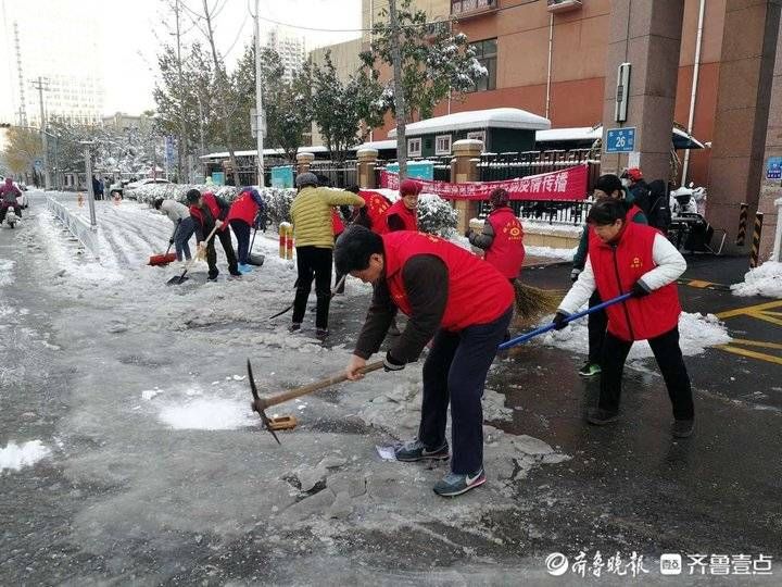 李盾|连续两日清扫积雪，济南六旬志愿者双手磨出血泡