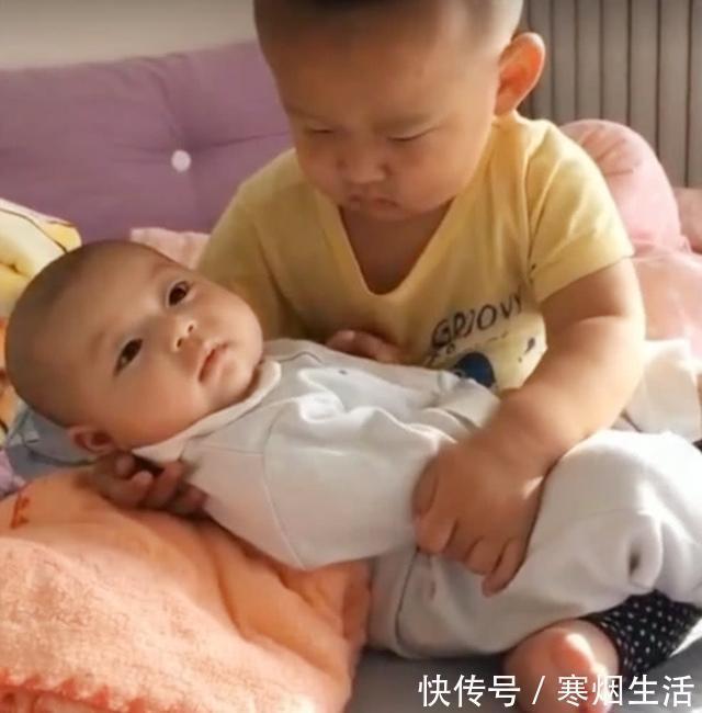 小宝|3岁哥哥哄3个月弟弟睡觉,结果把自己哄睡着了,弟弟表情生无可恋