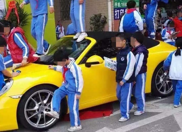 不懂事|熊孩子放火烧毁5辆车，车主要求赔偿，家长：算了吧，孩子不懂事