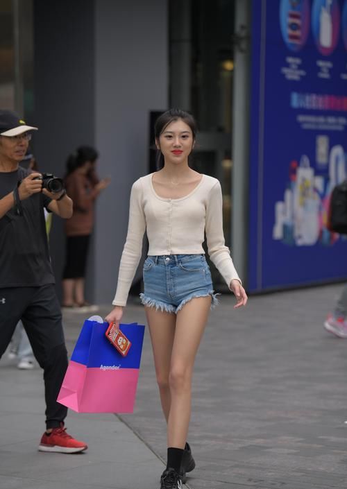 小清新的服装组合，穿出女生极致魅力，休闲又好看