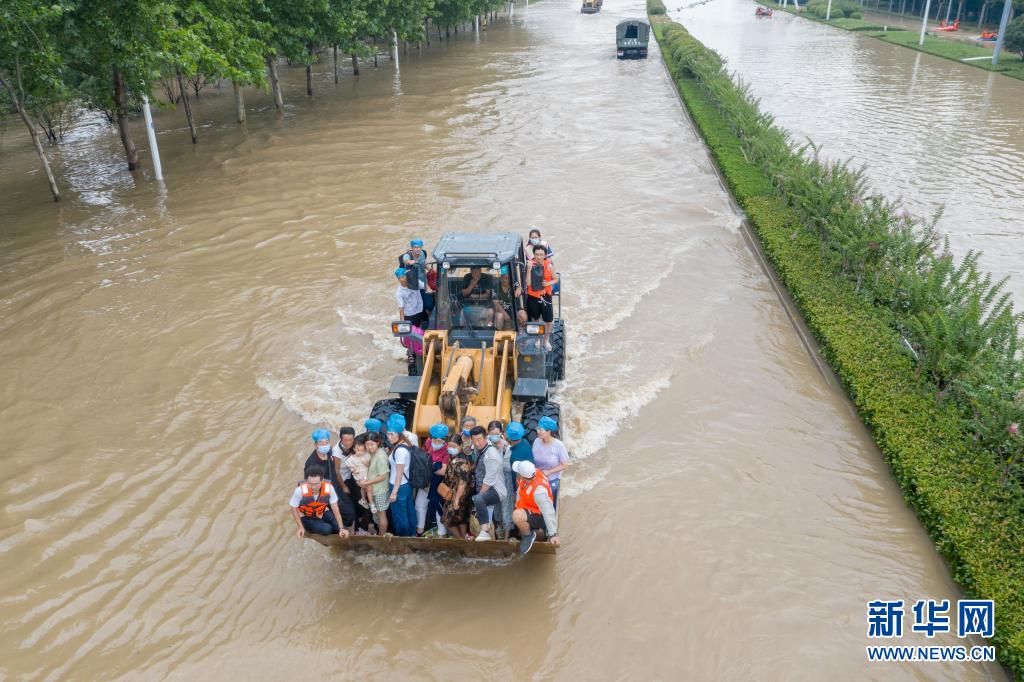 郑开大道|暴雨突袭下的生命接力——郑州万名医院患者大转移纪实