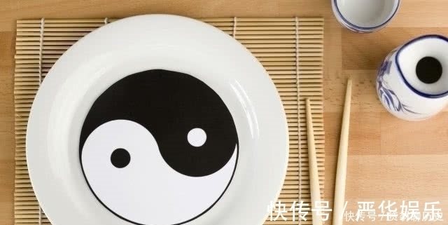 曈曈日|乞丐出上联“打遍天下吃肉”,下联难倒众人,纪晓岚妙对堪称经典!