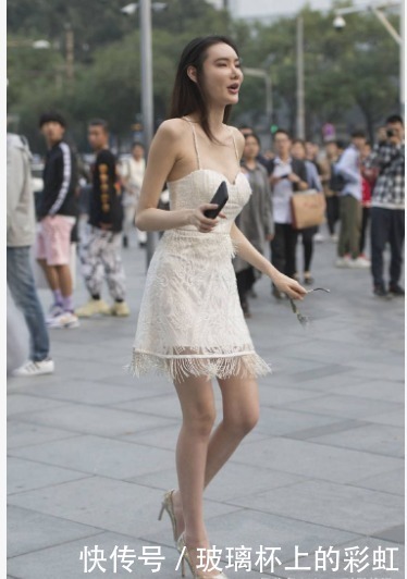 连衣裙|白色吊带连衣裙搭配银色高跟鞋,清纯可爱,公主范十足