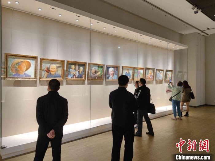 海南展出72幅百岁老人油画作品 展示琼岛长寿文化